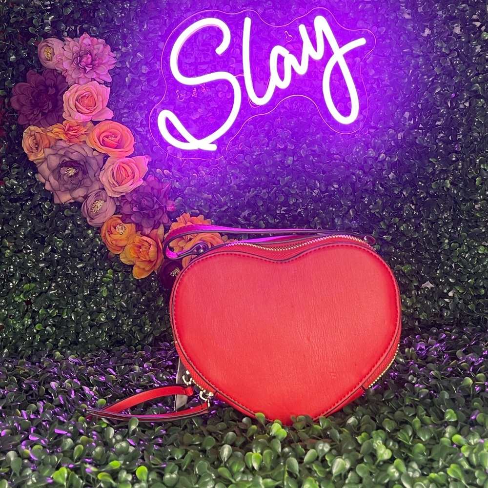 NWT Ubran Expressions Heart Clutch
